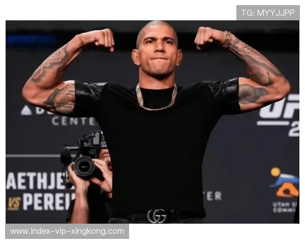 UFC拳手抱颈降服成功令现场欢呼震耳