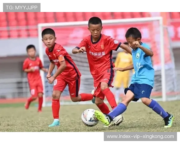 足球场上新星：青训营毕业生首发立功，足球青训营报名条件