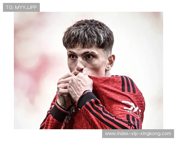 曼联围抢成功，加纳乔高速插入抽射命中