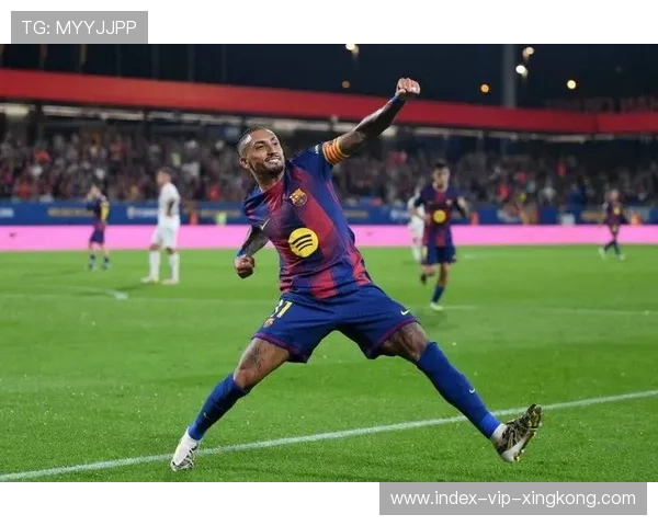 巴萨肋部配合默契，拉菲尼亚挑射稍微打高