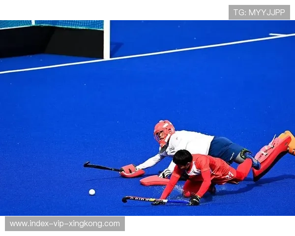 曲棍球比赛门前混战，乌龙球成赛后热议点